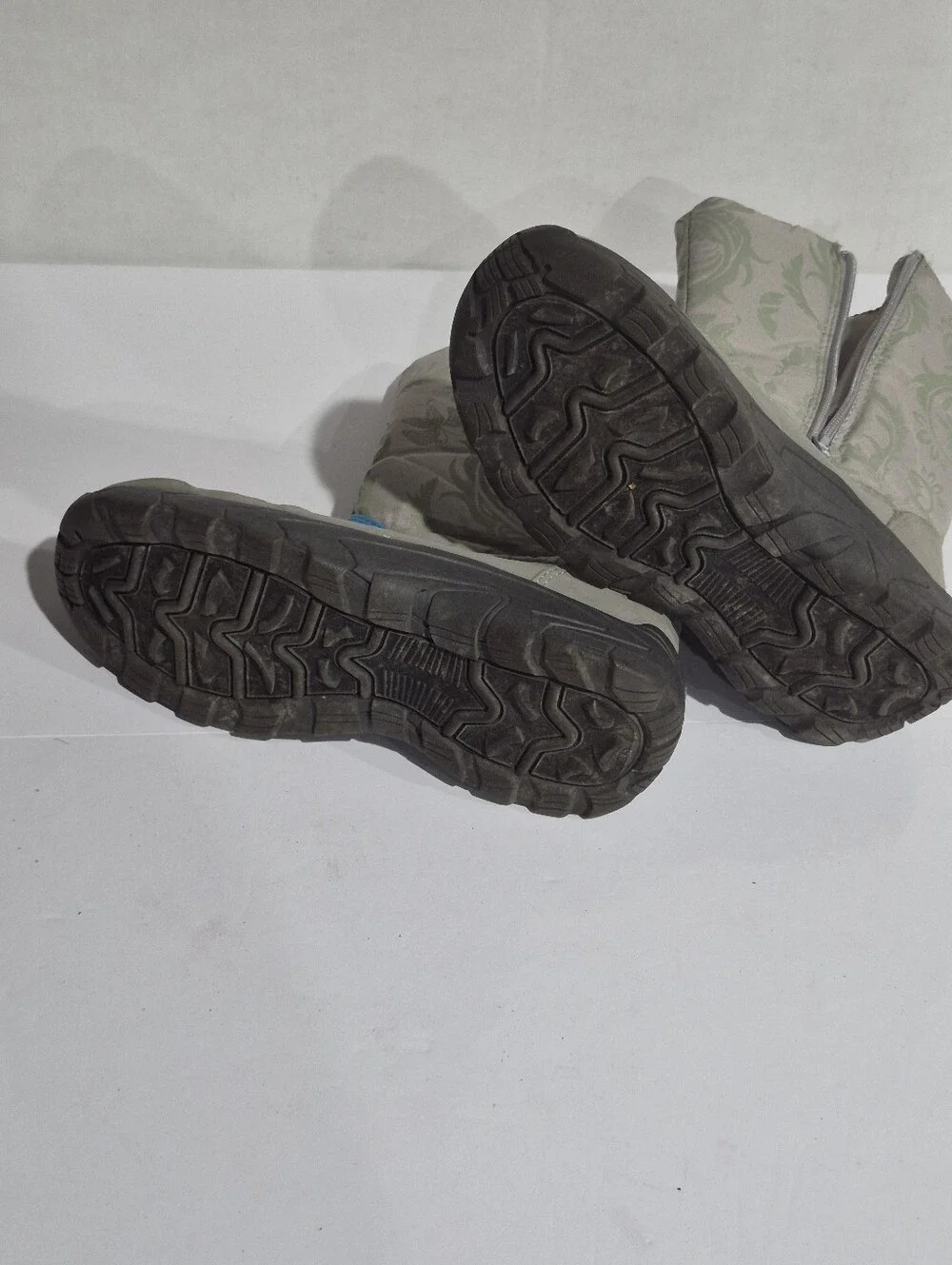 Women’s Light Gray Winter Boots with Blue Accent Size 7